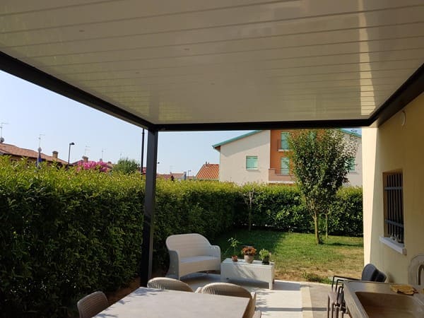 Come cambia l’aspetto di una casa con una Pergola Medo Joy di gibus 