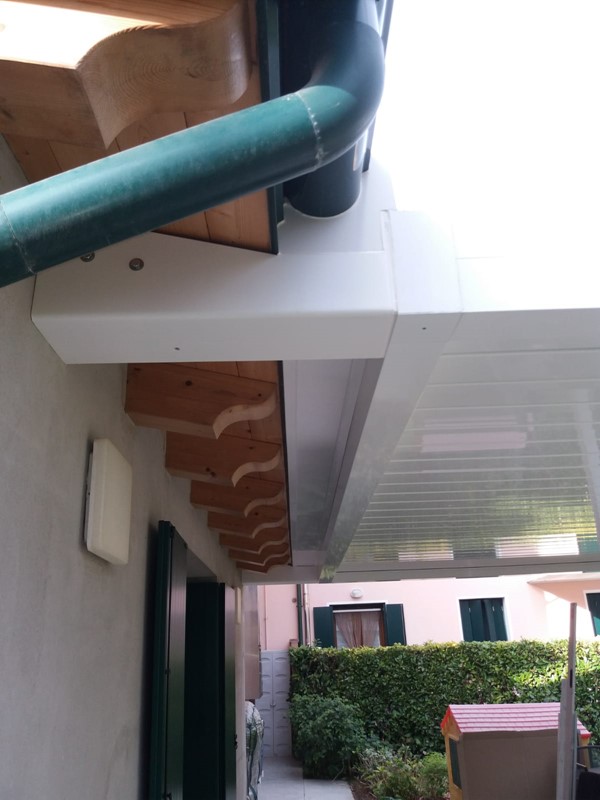 Pergola bioclimatica bianca con staffaggio su trave 