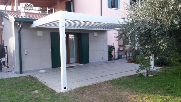 Pergola bioclimatica bianca con staffaggio su trave 