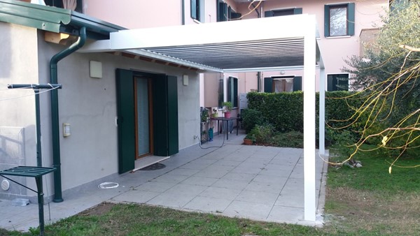 Pergola bioclimatica bianca con staffaggio su trave 